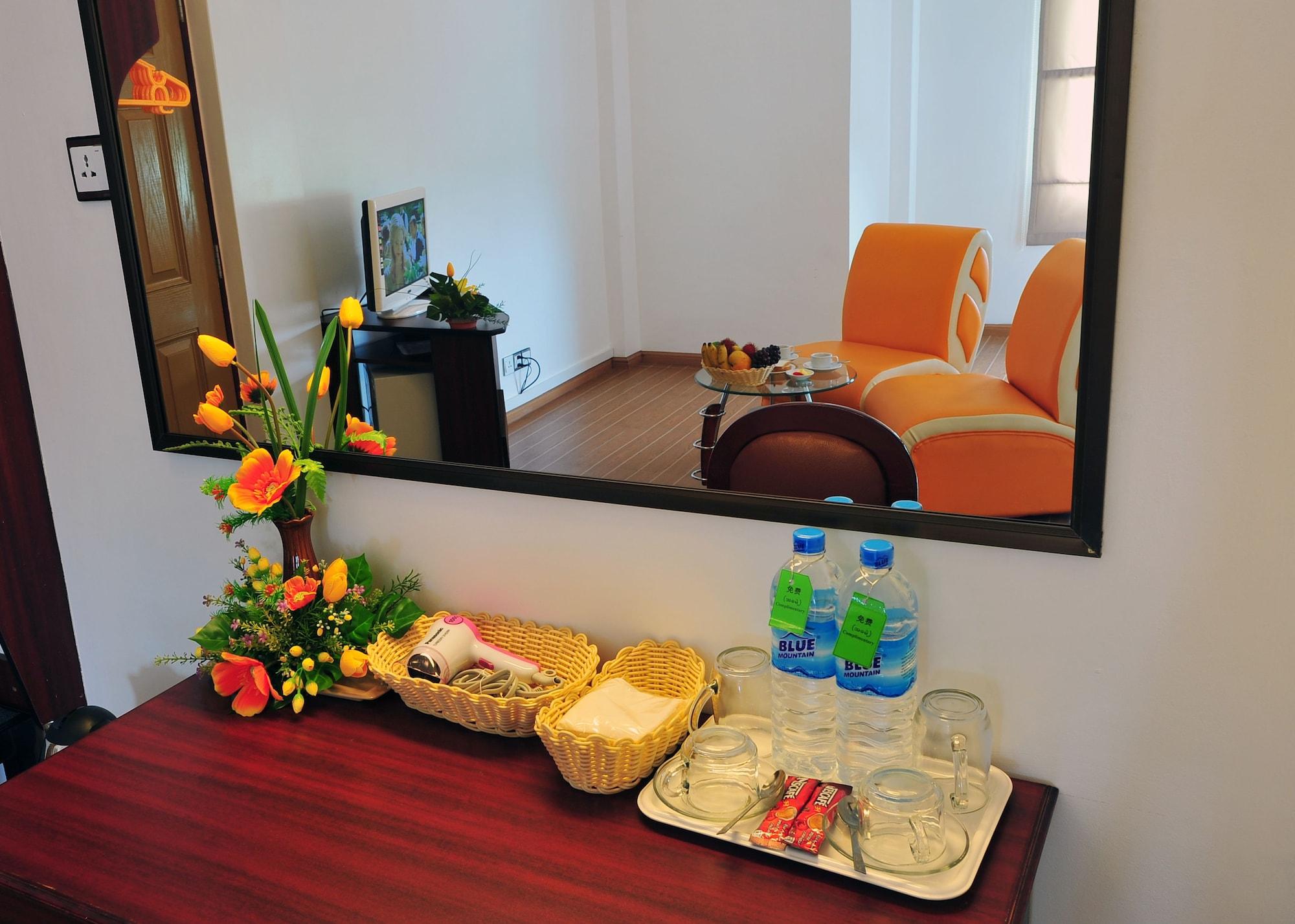 Clover Hotel Rangoon Buitenkant foto