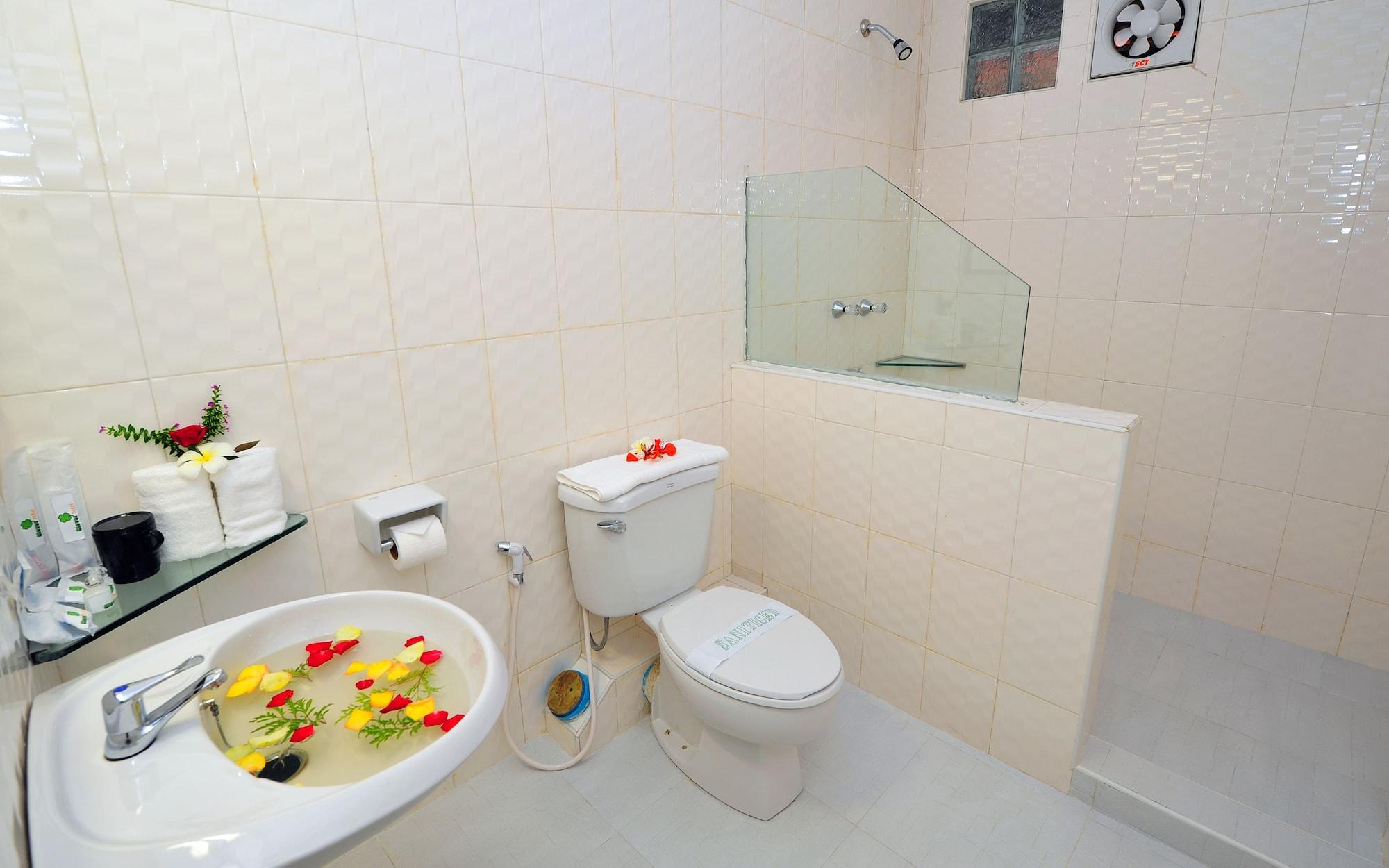 Clover Hotel Rangoon Buitenkant foto