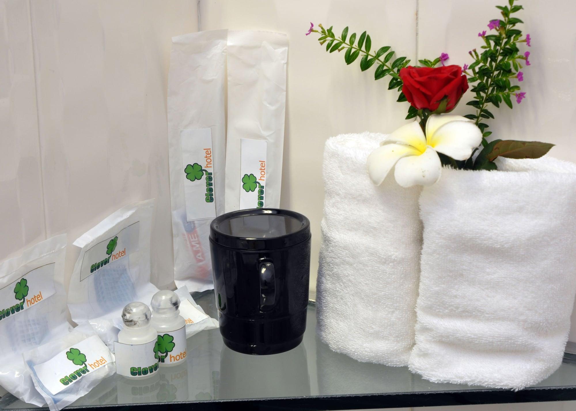 Clover Hotel Rangoon Buitenkant foto