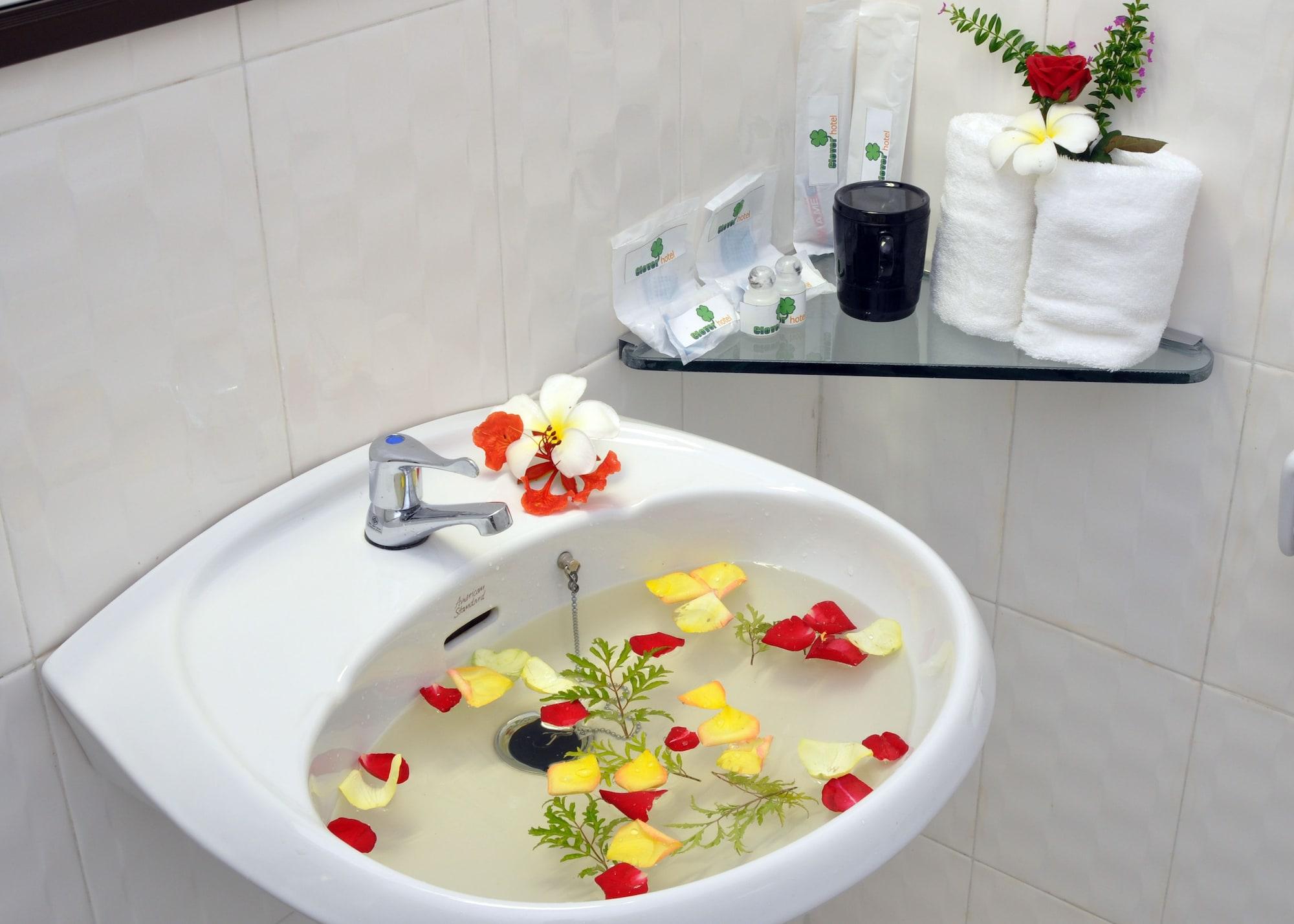 Clover Hotel Rangoon Buitenkant foto