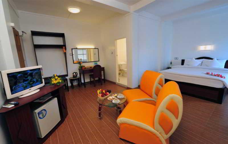 Clover Hotel Rangoon Buitenkant foto