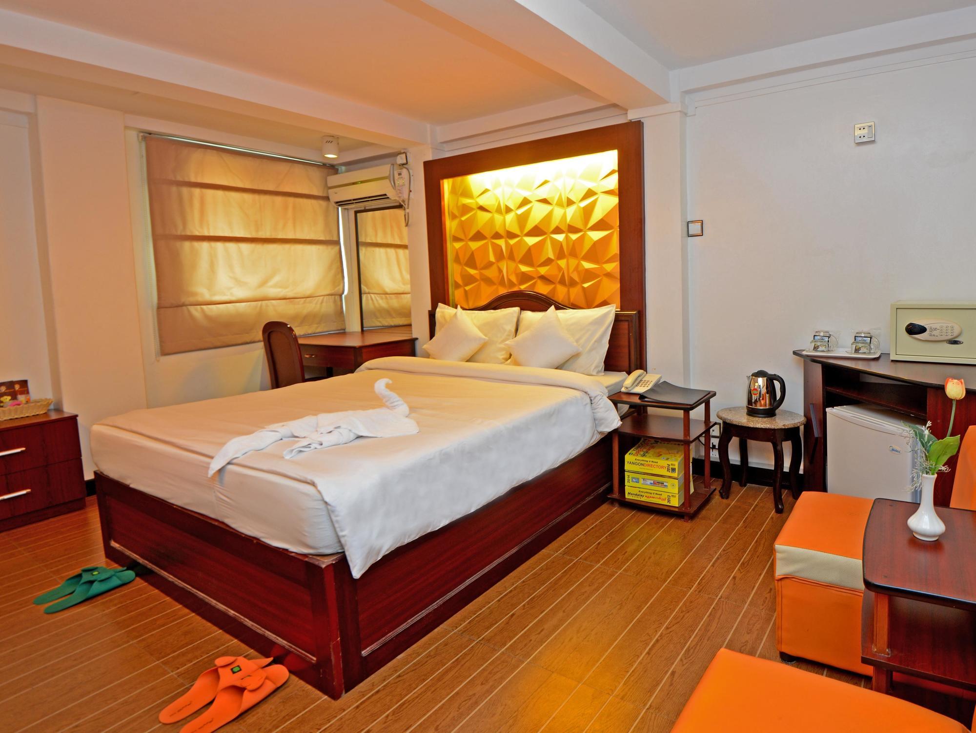 Clover Hotel Rangoon Buitenkant foto