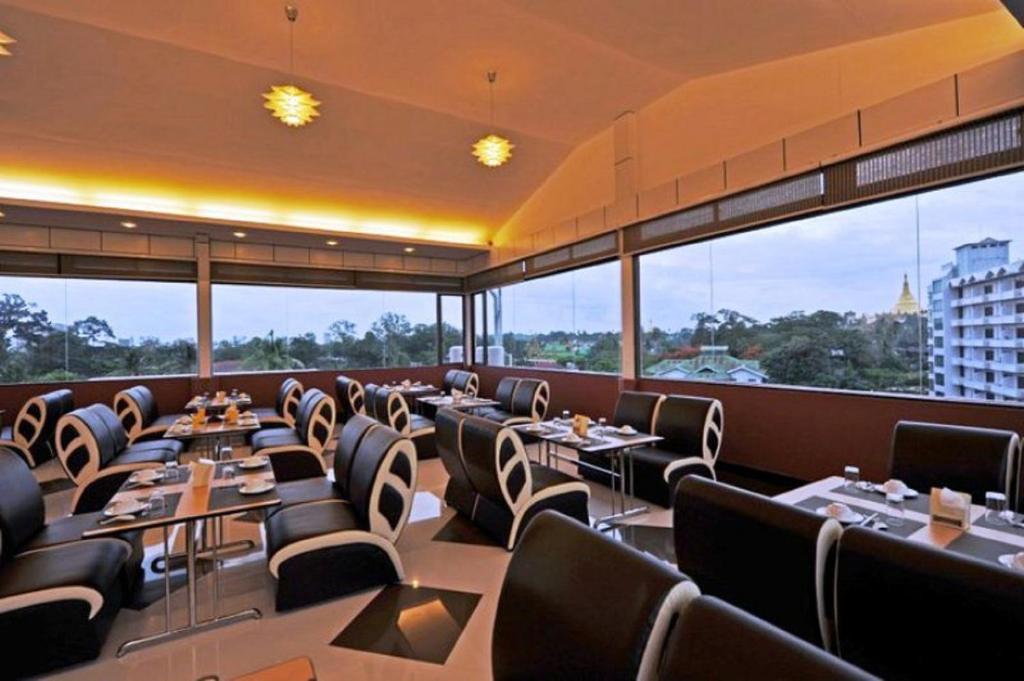 Clover Hotel Rangoon Buitenkant foto