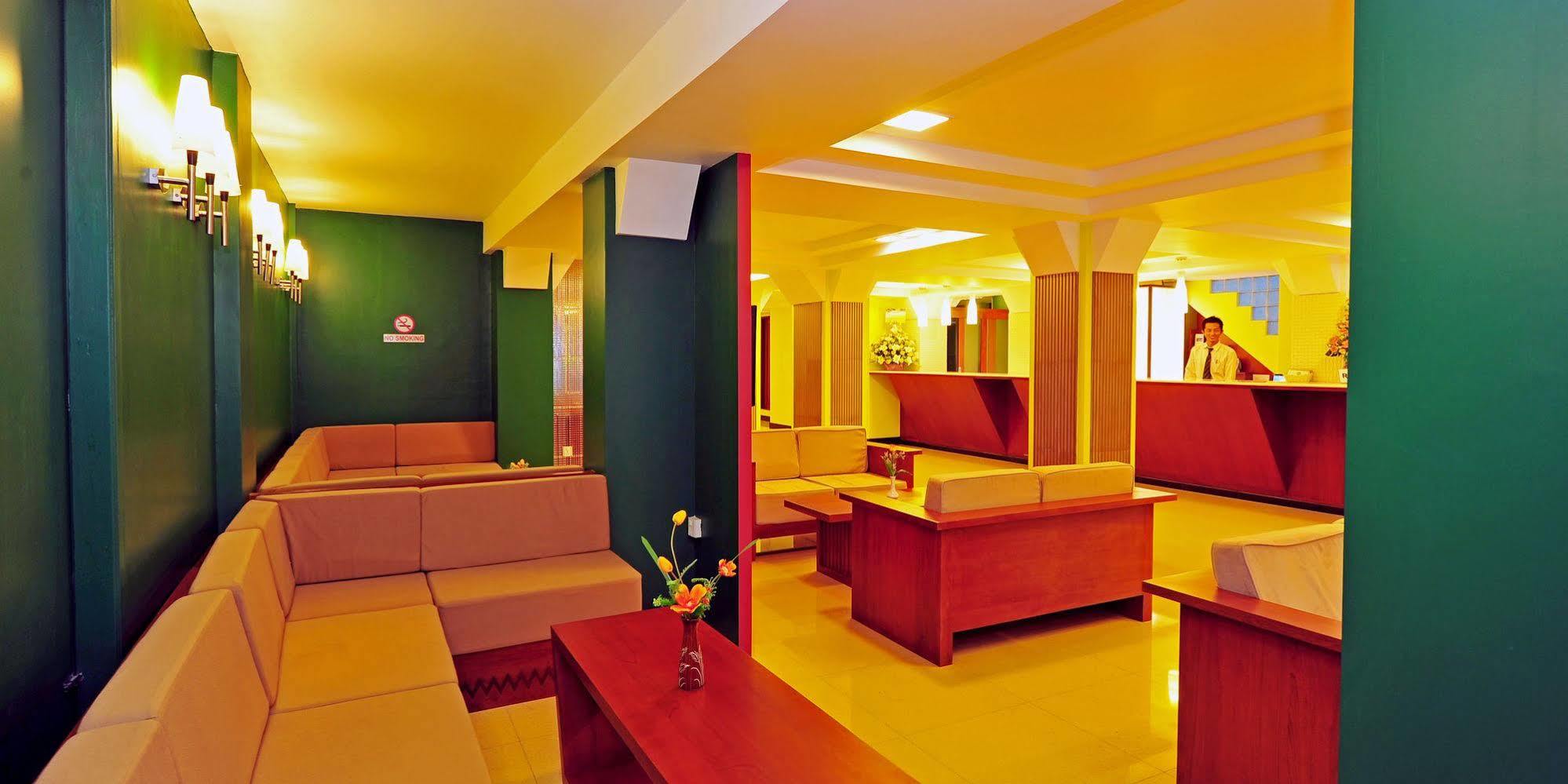 Clover Hotel Rangoon Buitenkant foto