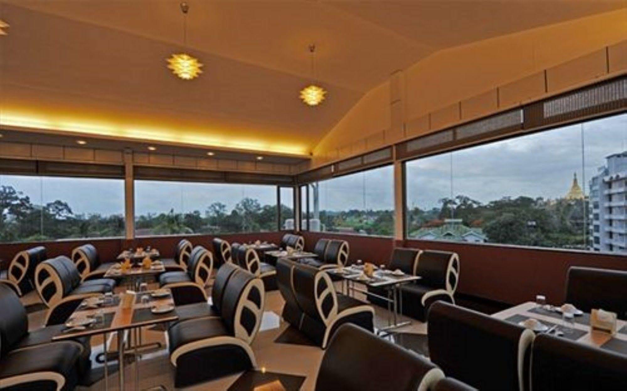 Clover Hotel Rangoon Buitenkant foto
