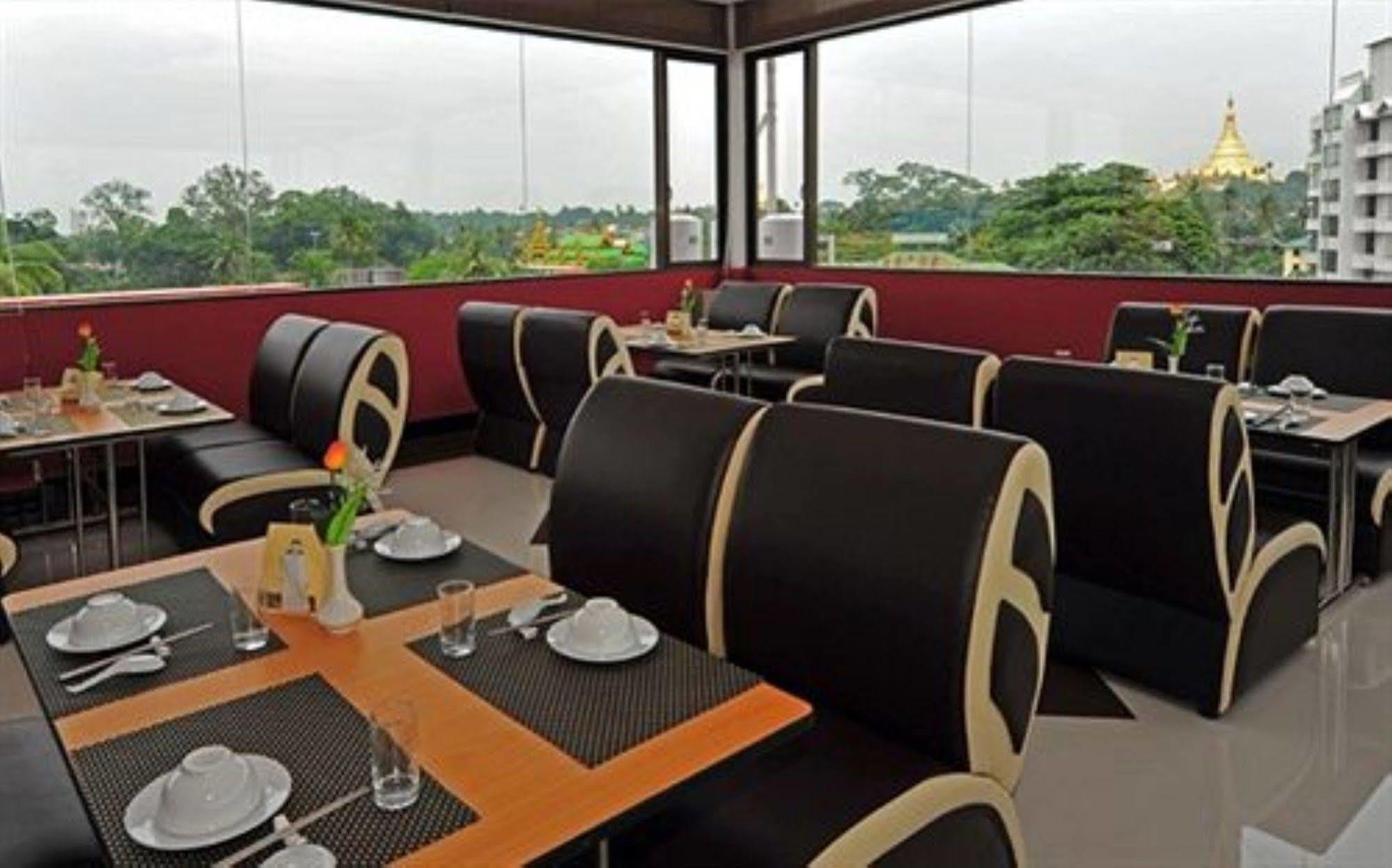 Clover Hotel Rangoon Buitenkant foto