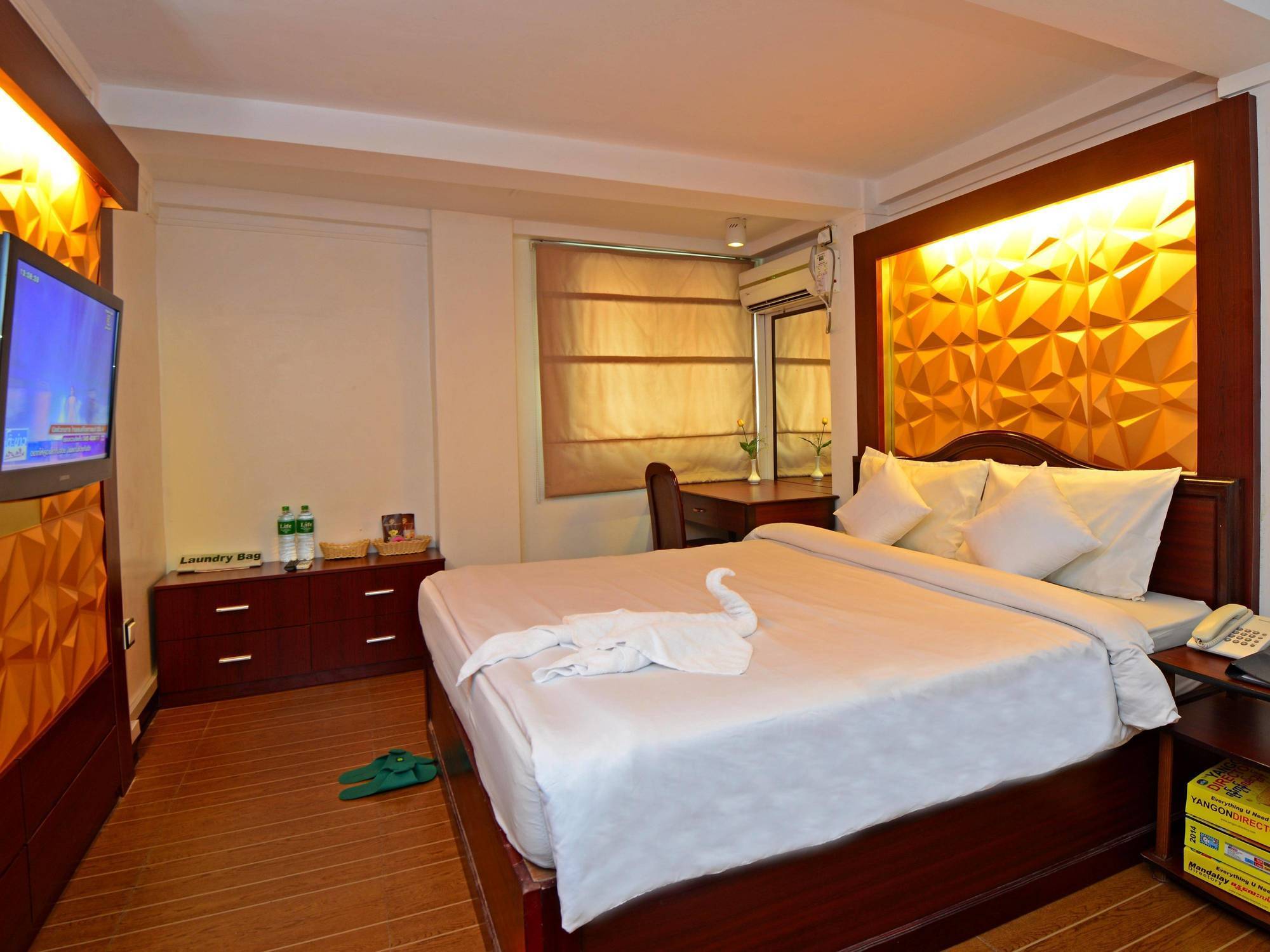 Clover Hotel Rangoon Buitenkant foto