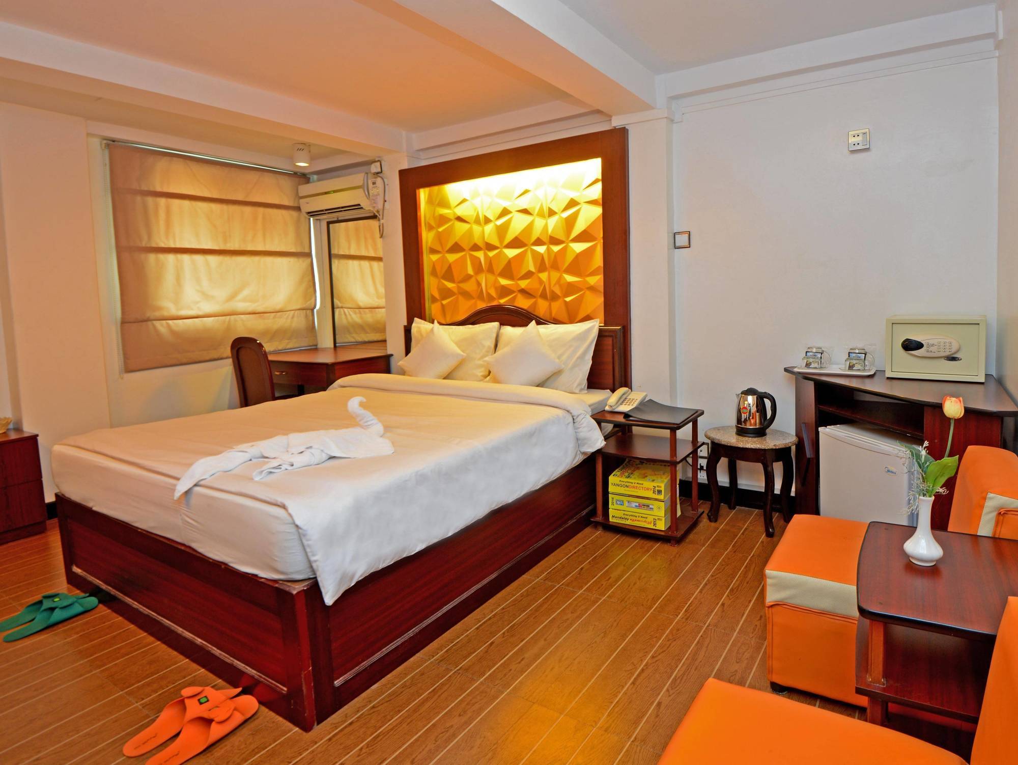 Clover Hotel Rangoon Buitenkant foto