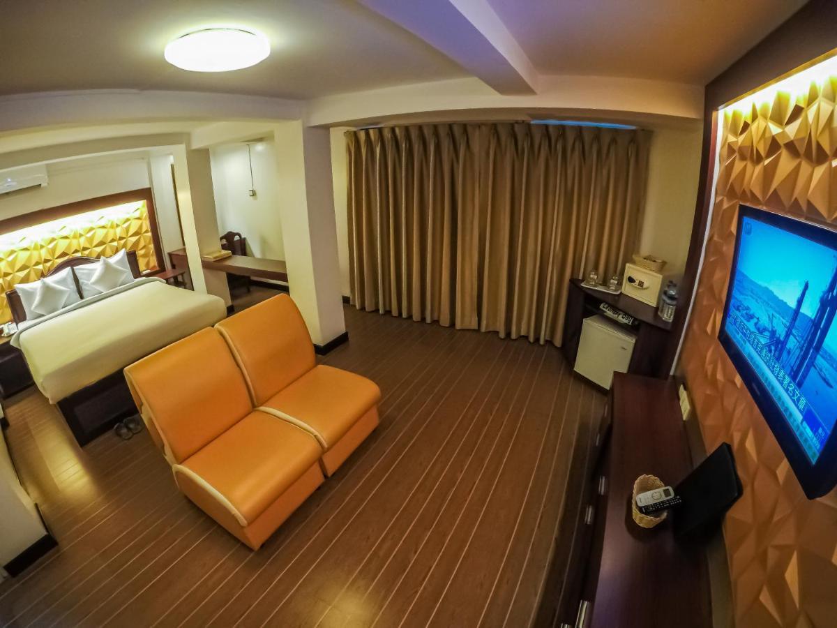 Clover Hotel Rangoon Buitenkant foto