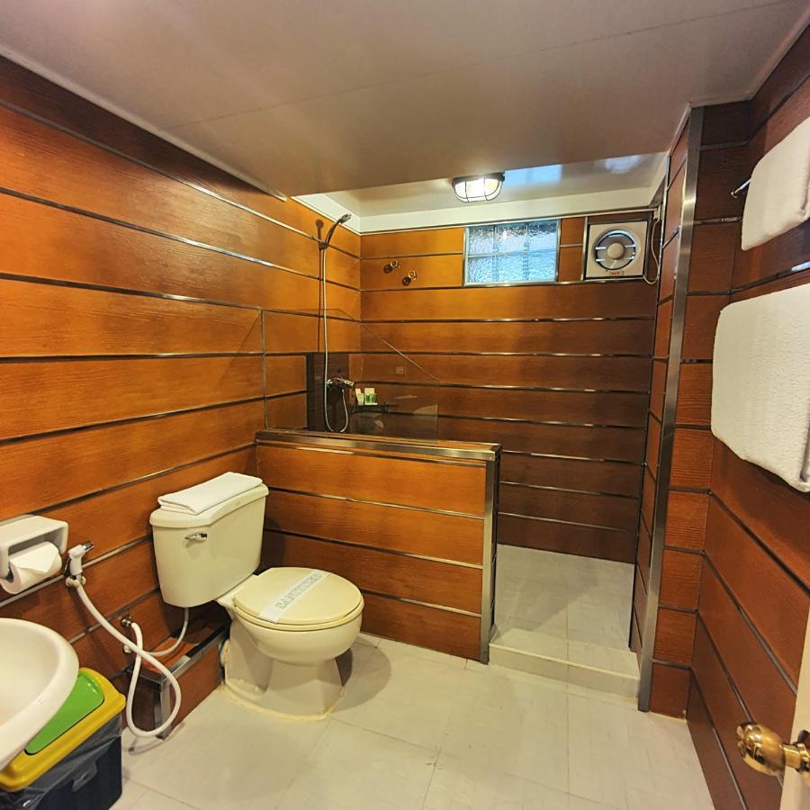 Clover Hotel Rangoon Buitenkant foto
