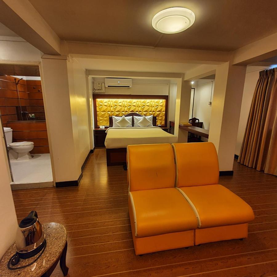 Clover Hotel Rangoon Buitenkant foto
